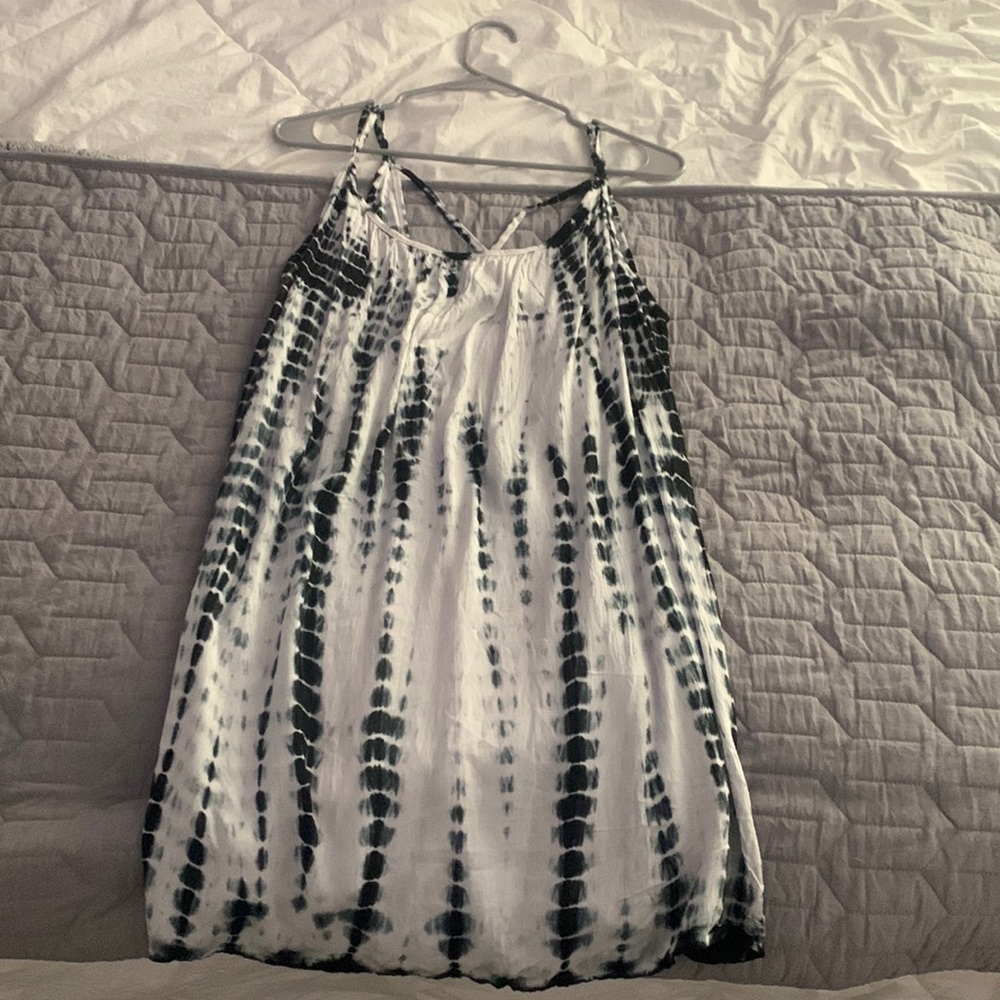 Lovely dress with super cute bright colors and that has never been worn.